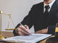 交通事故多方責(zé)任劃分與賠償責(zé)任判定：北京交通事故律師的案例分析與法律實(shí)務(wù)
